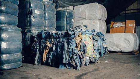 Käytöstä poistettuja vaatteita odottamassa käsittelyä Renewcellin koelaitoksella. Vaatteista tehdään liukosellua, josta voidaan tehdä uutta tekstiilikuitua. 