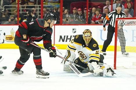 Boston Bruinsin Tuukka Rask esti Carolina Hurricanesin Saku Mäenalasen maalintekoaikeet kolmannessa konferenssifinaalissa.