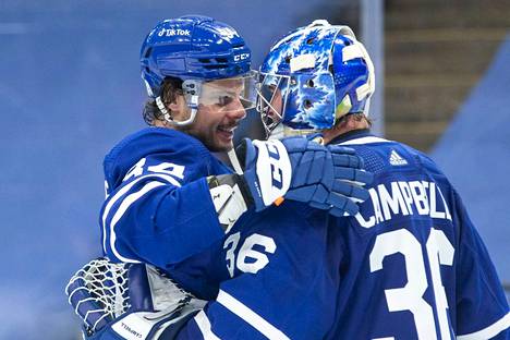 Toronto Maple Leafsin Auston Matthews (34) onnittelee joukkuekaveri Jack Campbellia  murskavoiton jälkeen. 