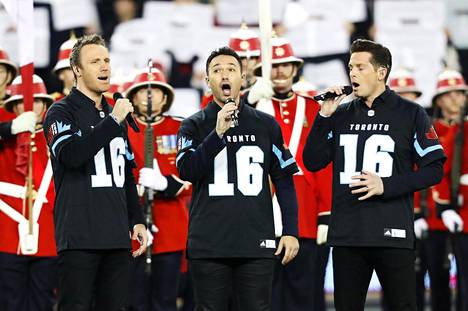 Kanadalainen yhtye The Tenors lauloi Kanadan kansallislaulua maan jalkapalloliigan ottelussa Torontossa marraskuussa 2016.