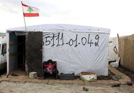 Syyrialaistyttö Akkarin pakolaisleirillä Pohjois-Libanonissa.