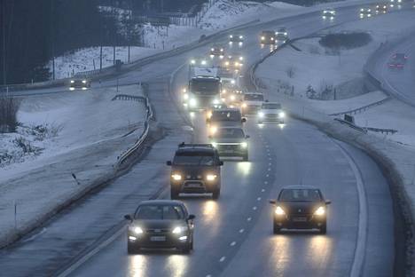 Varoituksia huonosta liikennesäästä on annettu Etelä-Suomesta Keski-Suomeen ulottuvalle alueelle sekä Lappiin Käsivartta lukuun ottamatta.