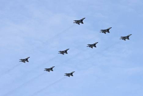 Venäläiset MiG-29SMT-hävittäjät harjoittelivat viime lauantaina voitonpäivän ilmailunäytöstä Moskovan taivaalla. Voitonpäivänä hävittäjiä ei kuitenkaan nähty.