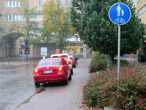 Autoja pysäköidään jatkuvasti kävely- ja pyörätielle Espoon Leppävaarassa.
