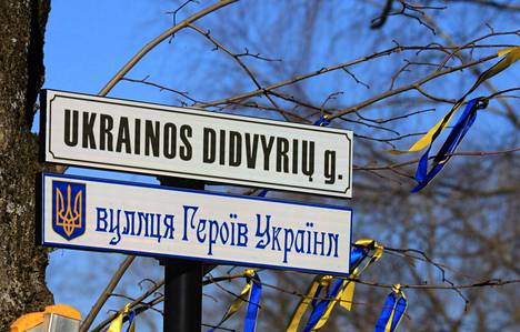 Ukrainalaisten sankarien katu -kyltti Liettuan Vilnassa keskiviikkona.