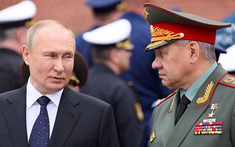 Venäjän presidentti Vladimir Putin ja puolustusministeri Sergei Šoigu viime kesäkuussa.