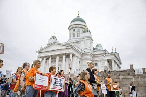 Mielenosoittajia Helsingin keskustassa elokuussa osoittamassa mieltään Helsingin kaupungin kuukausia jatkuneen palkkasekoilun vuoksi.