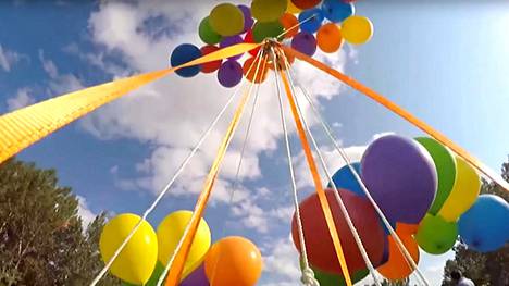 Daniel Boria teki omatekoisen heliumpallovirityksen, jolla nousi korkeuksiin. Kuvankaappaus YouTube-videolta.
