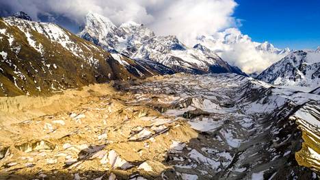 Himalajalla on mahtavia jäätiköitä, kuten Mount Everestin kuuluisa Khumbu.