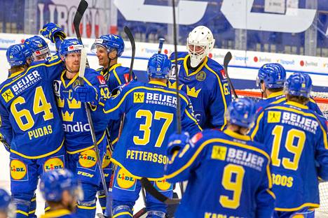 Ruotsin pelaajat juhlivat viikonlopun EHT-turnauksessa voittoa Tšekistä.