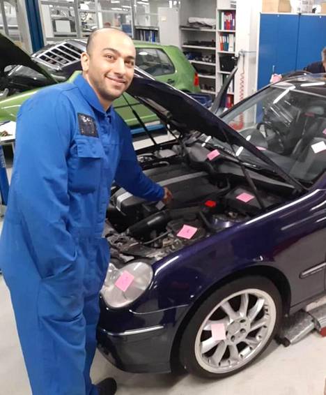 Iranilainen Sardar on opiskellut kotimaassaan automekaanikoksi. Suomessa hän ehti aloittaa autoalan ammattiopinnot.