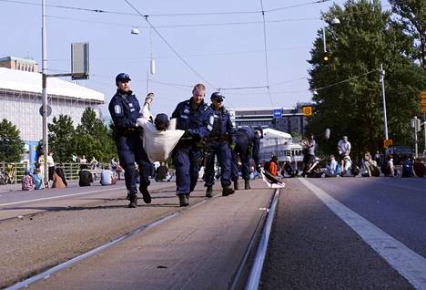 Poliisi kantoi Elokapinan mielenosoittajat pois Mannerheimintieltä sunnuntaina.