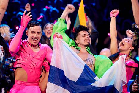 Käärijä ja tanssijat tuulettivat pisteidenlaskun aikana Euroviisujen finaalissa viikonloppuna.