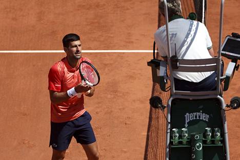 Novak Djokovicilla oli asiaa tuomarille Ranskan avointen avauskierroksella maanantaina. 