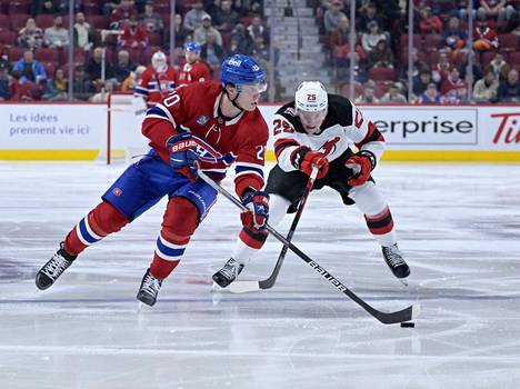 Montreal Canadiensiin siirtynyt Slovakian suurlupaus Juraj Slafkovsky karkasi New Jersey Devilsin Nolan Footelta NHL-ottelussa viime syksynä.