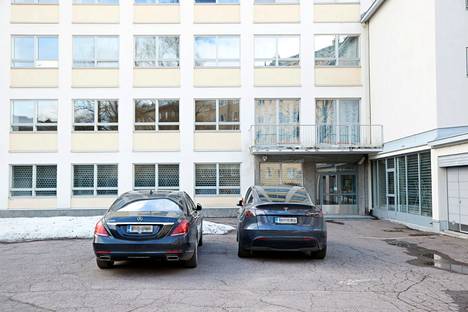 Titan-2 Finlandin hallituksen puheenjohtajan Dmitry Gavryukovin Mercedes Benz oli pysäköity Venäjän tiede- ja kulttuurikeskuksen takaovien edustalle. Autojen rekisterikilvet on sumennettu HS:n toimituksessa.