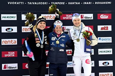 Jasmi Joensuu ja Eveliina Piippo tekivät Pärmäkoskelle seuraa palkintokorokkeella.