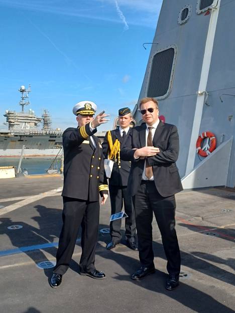 Antti Kaikkonen (oik.) tutustui USS Arlington -maihinnousualukseen Norfolkissa. 