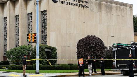 Asemies iski synagogaan Pittsburghissa, 11 ihmistä kuoli – Trump: ”Puhdasta pahuutta”
