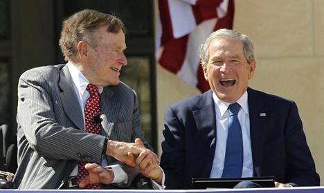 Yhdysvaltain entiset presidentit George Bush (vas.) ja hänen poikansa George W. Bush julkaisivat yhteisen rasisminvastaisen lausunnon. Kuva on vuodelta 2013.