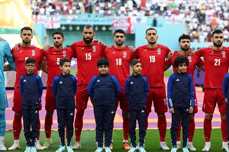 Iranin pelaajat eivät laulaneen maan kansallislaulua ennen Englanti-ottelua. 
