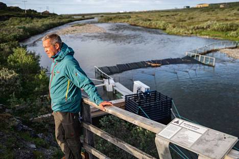 Huawein Norjan-teknologiajohtaja Vegard Kjenner esittelee koneälypatoa, joka osaa lajitella eri kalalajit.