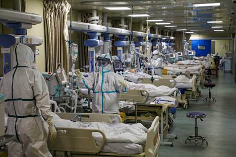 Suojapukuiset lääkintätyöntekijät hoitivat koronapotilaita teho-osastolla koronavirustaudin puhkeamisen aikoihin Kiinan Wuhanissa 6. helmikuuta 2020. 