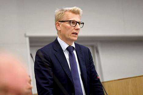 Maatalous- ja ympäristöministeri Kimmo Tiilikainen (kesk) kampanjoi myös Keskuspuiston koskemattomuuden puolesta.