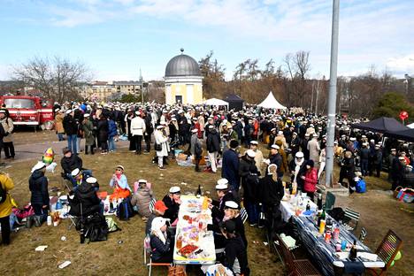 Vappua juhlittiin koronatauon jälkeen antaumuksella Helsingin Kaivopuiston Ullanlinnanmäellä
