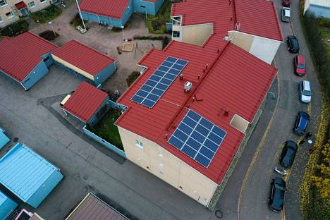 Fossiilisen energian kallistuminen voi myös vauhdittaa Euroopan energiasiirtymää. Helsingin Huopalahdessa asunto-osakeyhtiö tuottaa osan käyttösähköstään aurinkopaneelien avulla.
