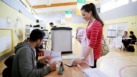 Irlanti äänesti abortista – ovensuukyselyn mukaan reilu enemmistö äänestäjistä halusi vapauttaa abortin