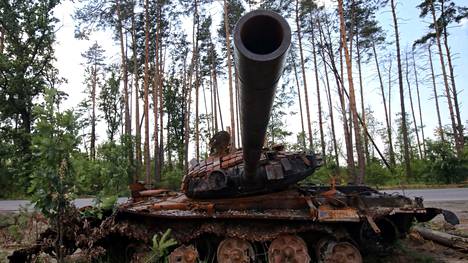 Tuhottu venäläinen panssarivaunu Dmytrivkan kylässä Kiovan alueella 30. kesäkuuta.