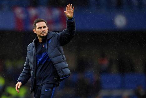 Chelsean manageri Frank Lampard tervehti kannattajia Crystal Palacea vastaan pelatun voittoisan ottelun jälkeen viime lauantaina.