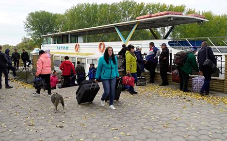 Hersonista Dneprjoen yli lautalla evakuoituja siviilejä vastarannalla Oleškyn kaupungissa viime tiistaina.