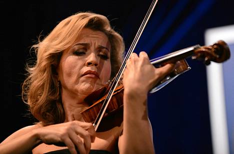 Saksalaisviulisti Anne-Sophie Mutter Washingtonissa toukokuun alussa. Helsingin Musiikkitalon konserttia ei saanut kuvata.