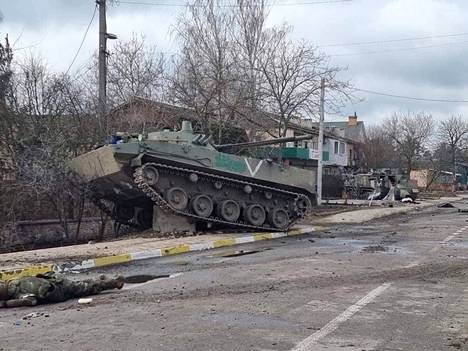 Tuhoutunut venäläisten laskuvarjojääkärien käyttämä BMD–4-miehistönkuljetusvaunu ja kuolleita venäläisiä sotilaita kuvattuna Hostomelissa lähellä Kiovaa 9. maaliskuuta.