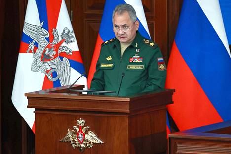 Venäjän puolustusministeri Sergei Šoigu kertoi sotaharjoituksista perjantaina. Kuva on joulukuulta.