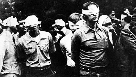 Iranin panttivankikriisissä teheranilaiset muslimiopiskelijat valtasivat Yhdysvaltain Teheranin-lähetystön 4. marraskuuta 1979 ja vaativat shaahin luovuttamista Iraniin. 52 amerikkalaisdiplomaatin panttivankidraama kesti 444 päivää. Pelastusoperaatioiden epäonnistuminen söi presidentti Jimmy Carterin suosion.