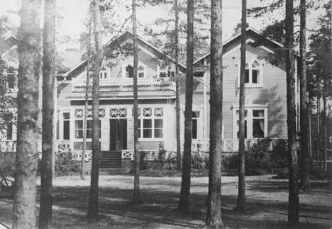 Hyvinkään parantolan ensimmäisenä päärakennuksena toimi puuhuvila, jonka suunnitteli Magnus Schjerfbeck. Kuva 1910-luvulta.