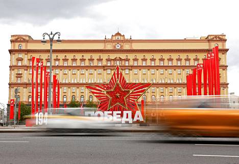 FSB:n päämaja Moskovassa oli koristeltu maanantaina voitonpäivää varten.