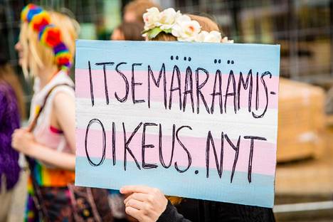 Translakiin vaadittiin muutosta Tampereen Pride-kulkueessa vuonna 2018.