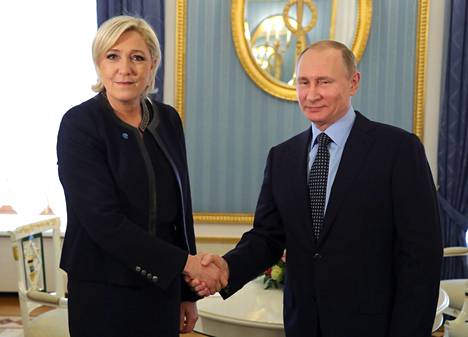 Presidenttiehdokas Marine Le Pen kätteli Moskovan-vierailullaan Venäjän presidentin Vladimir Putinin kanssa maaliskuussa 2017.