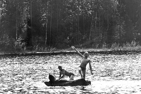 Lapset leikkivät Kuusijärven vedessä kesällä 1972. 