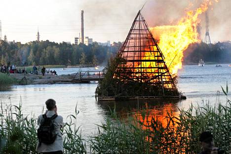 Juhannusmuistio kertoo aukioloajat ja aikataulut pääkaupunkiseudulla -  Kaupunki 