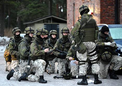 Kuvan sotilaspoliisit ovat aloittamassa harjoittelua Santahaminassa vuonna 2017.