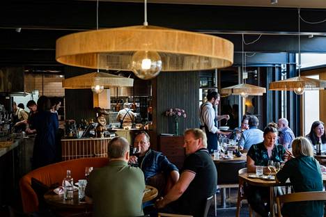 Erityisesti ravintola-alalla on ollut pulaa työntekijöistä. Kuva ravintola Brasasta Helsingistä.