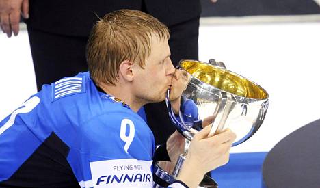 Mikko Koivu pääsi Leijonakapteenina nostamaan MM-pokaalin vuonna 2011.