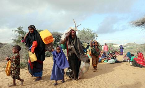 Kuivuuden koettelemasta Ala-Shabellesta lähteneet somalialaisperheet kantoivat omaisuuttaan kohti pääkaupunki Mogadishua sisällissodan runtelemassa Somaliassa maaliskuussa 2017.