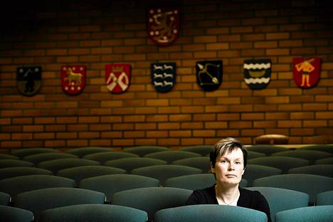 Kapteeni Eija Pulkki on juuri valmistunut Maanpuolustuskorkeakoulun esiupseerikurssilta ensimmäisenä naisena Suomessa. Hän lomailee parhaillaan eikä siksi ole pukeutunut virka-asuunsa. 