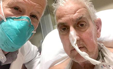 David Bennett, 57, sai sian sydämen tammikuun alussa. Se oli viimeinen keino pitää mies elossa. Leikkausta johti kirurgi Barley Griffith (vasemmalla).
